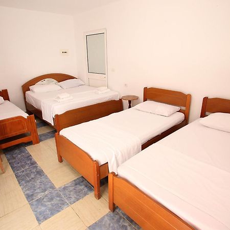 Vila Hyseni Durres Bilik gambar