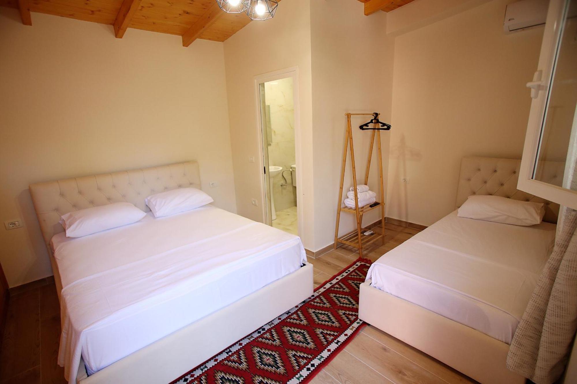 Vila Hyseni Durres Bilik gambar