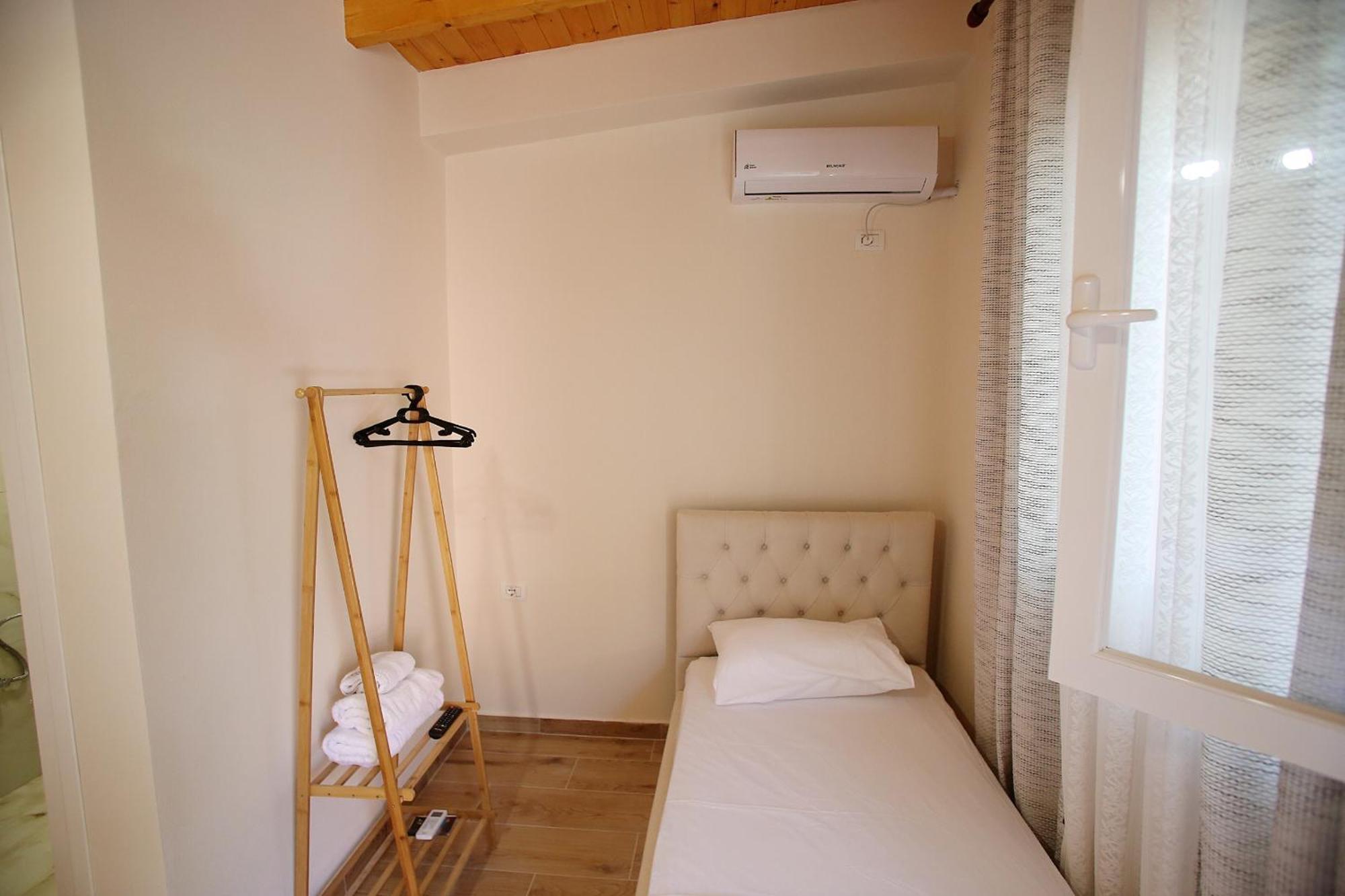 Vila Hyseni Durres Bilik gambar