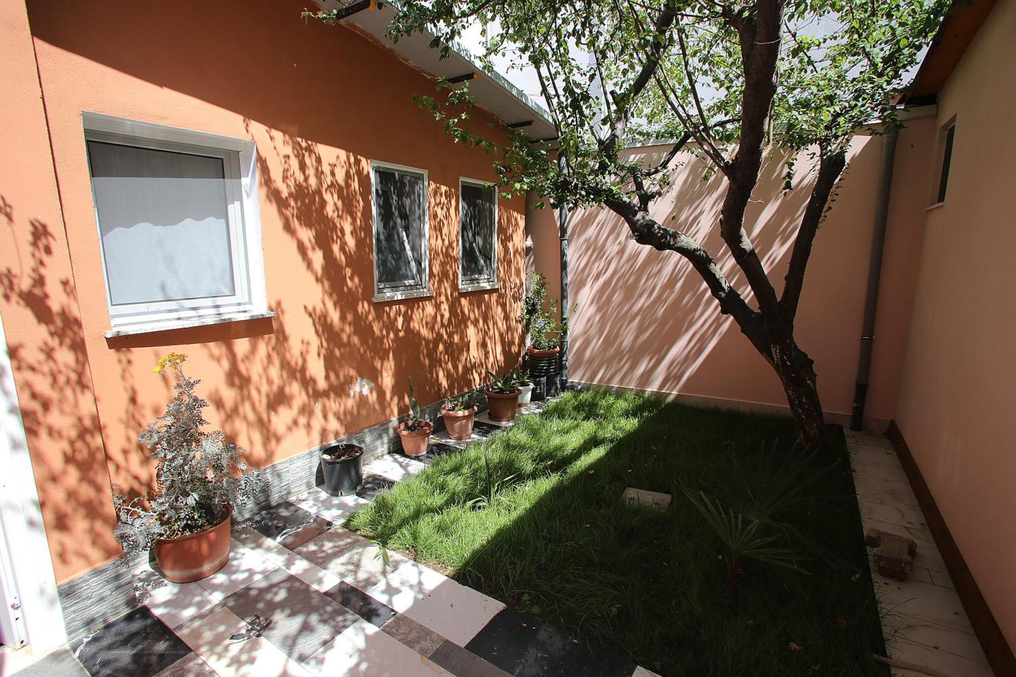 Vila Hyseni Durres Bilik gambar