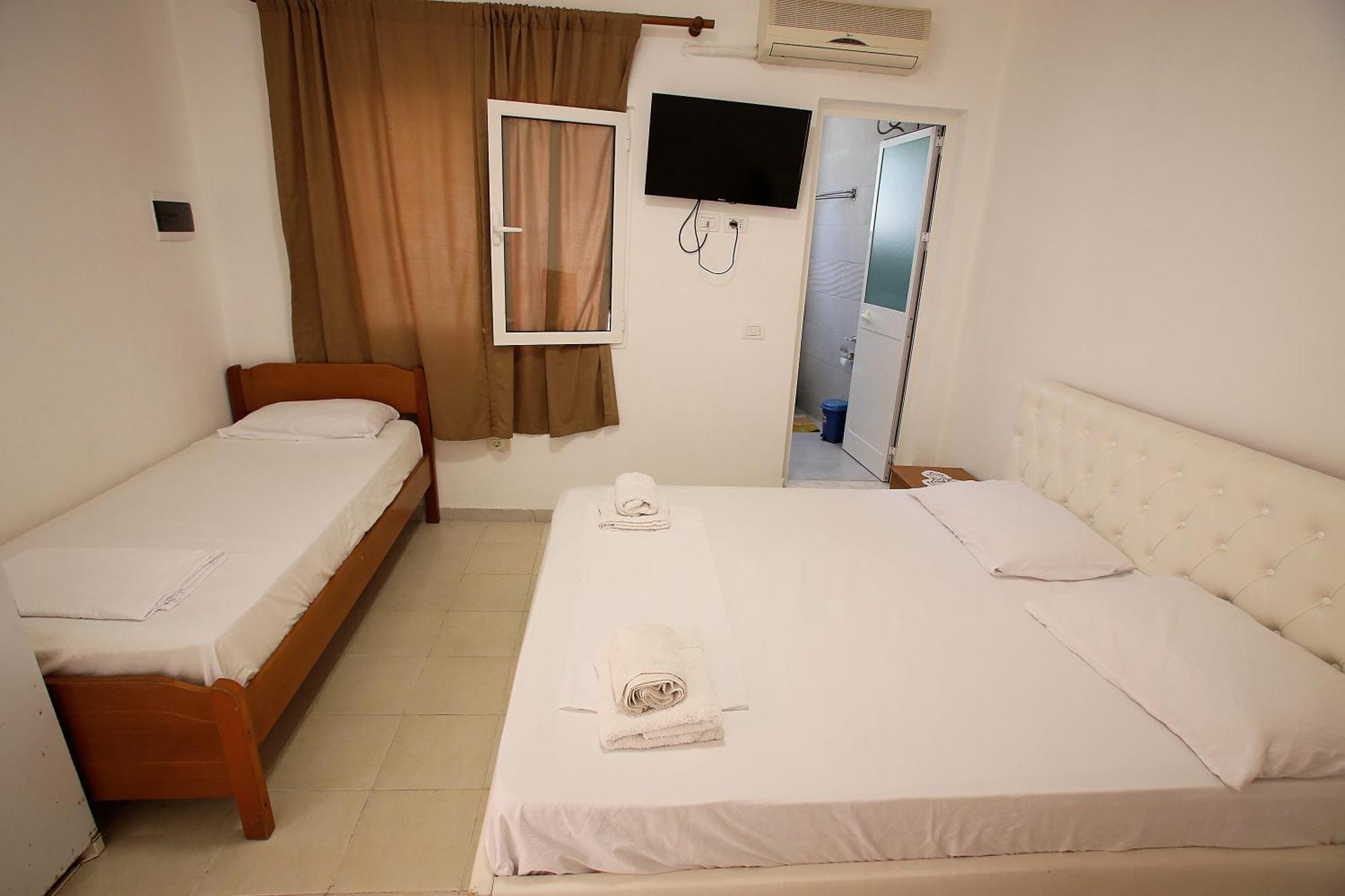 Vila Hyseni Durres Bilik gambar