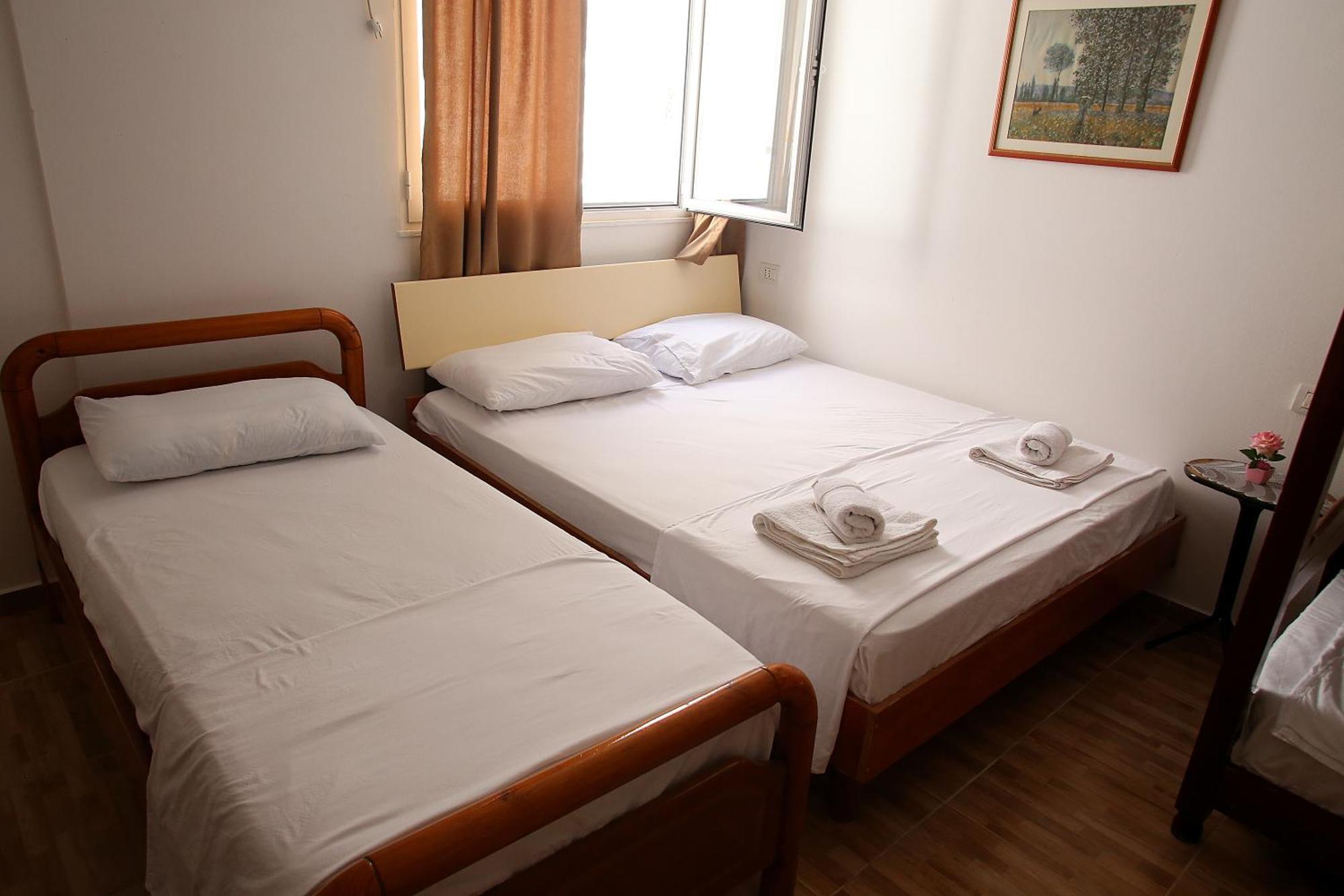 Vila Hyseni Durres Bilik gambar