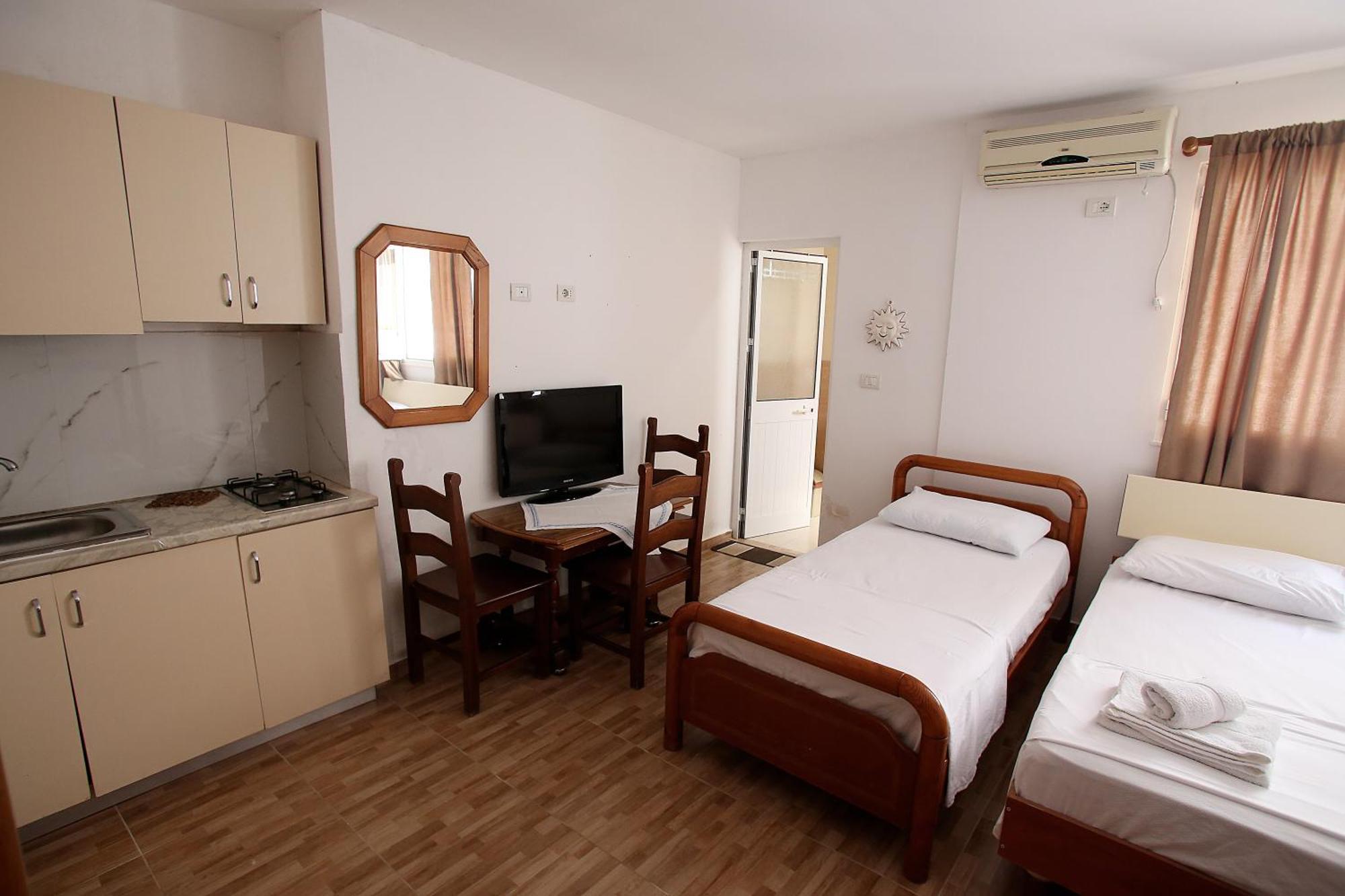 Vila Hyseni Durres Bilik gambar