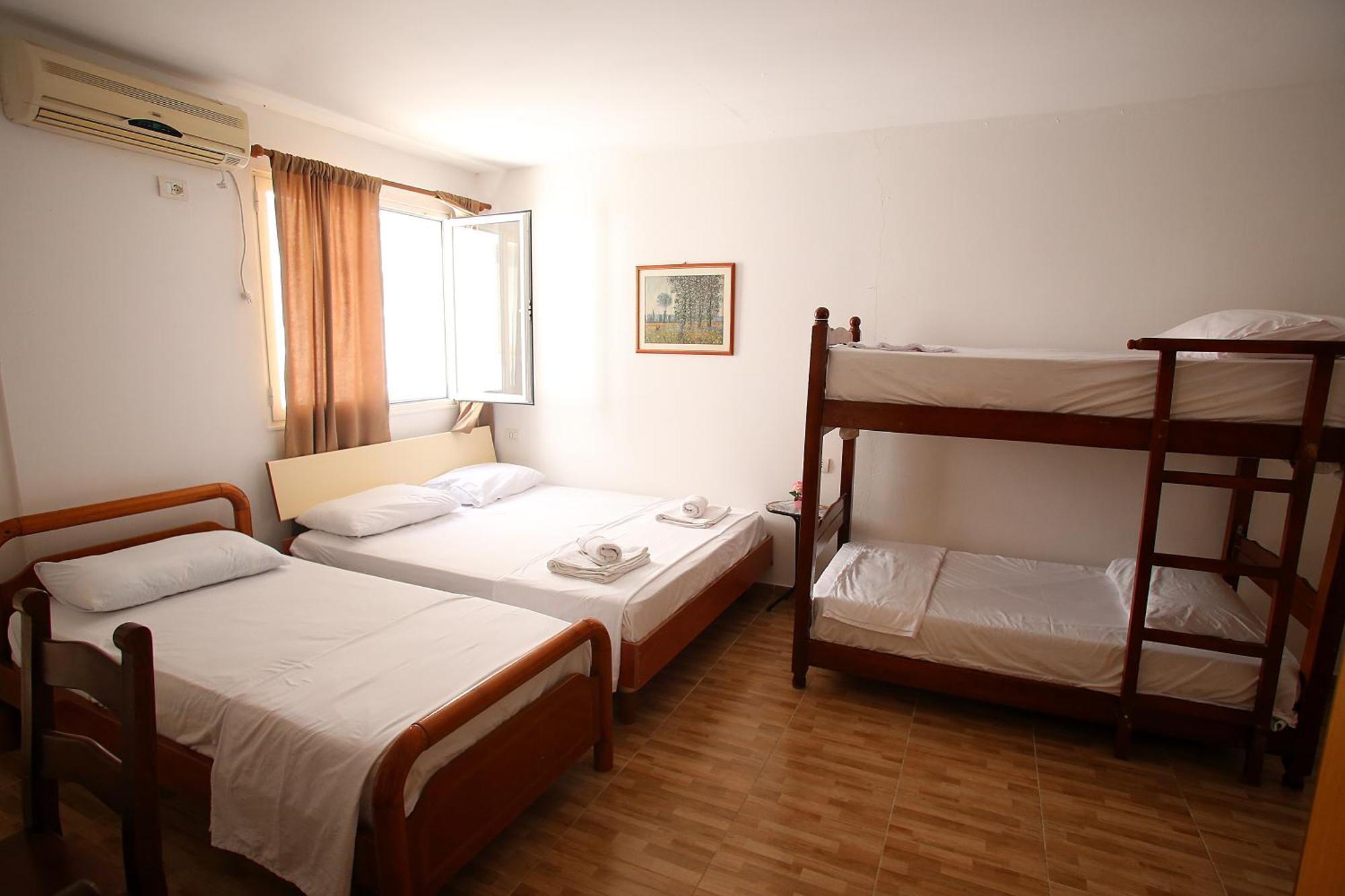 Vila Hyseni Durres Bilik gambar