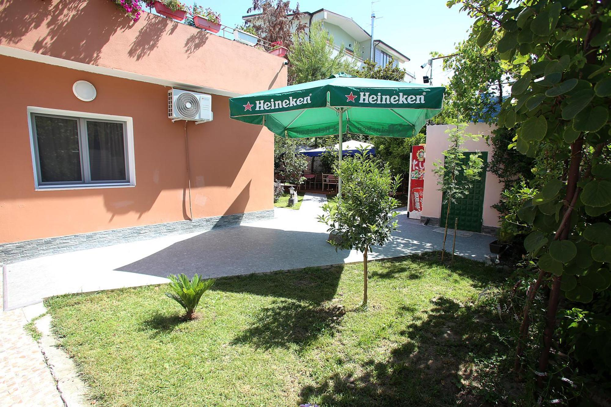 Vila Hyseni Durres Bilik gambar